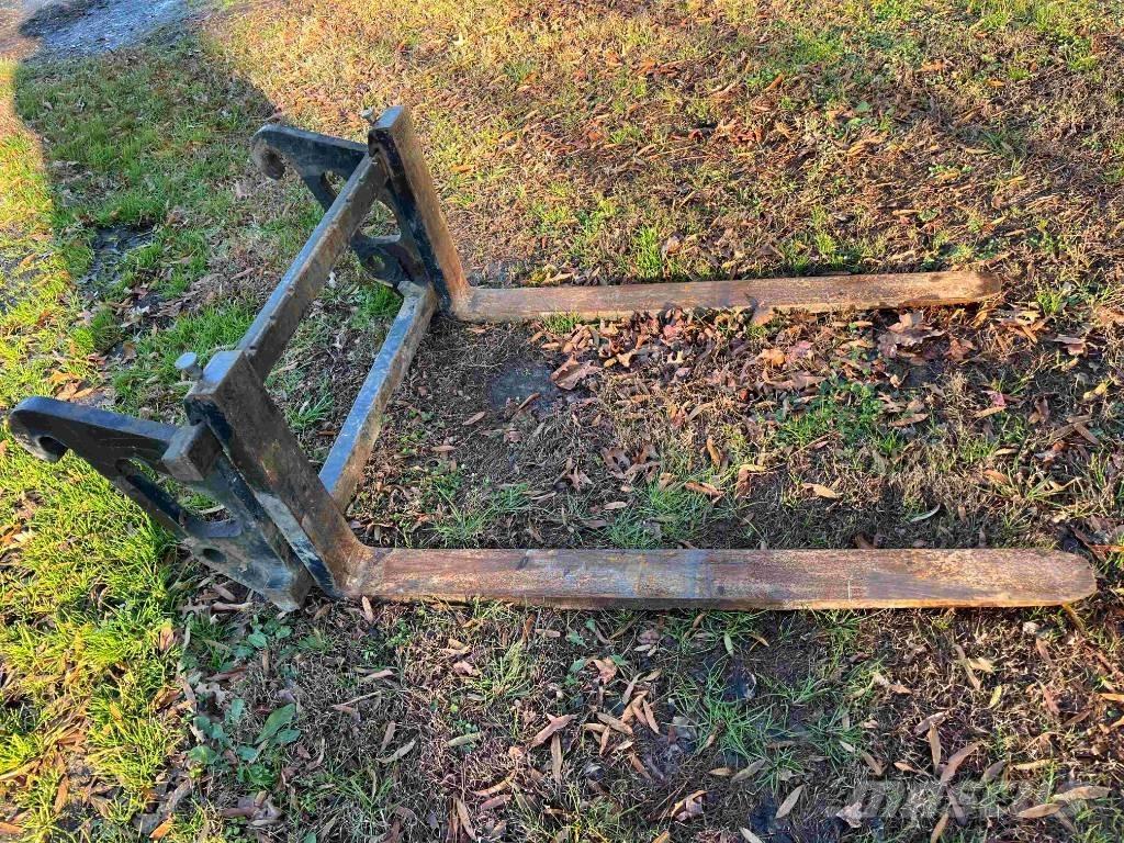 CAT 908M لوادر بعجل