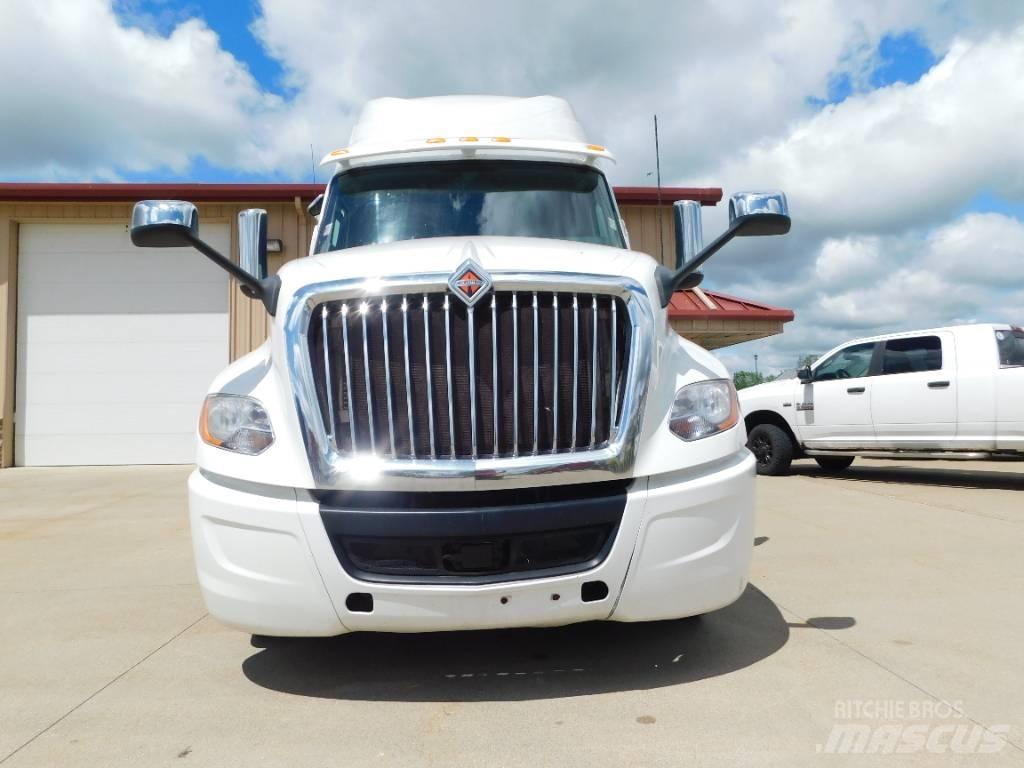 International LT 625 وحدات الجر
