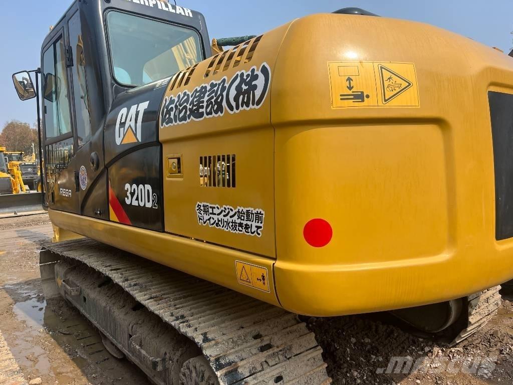 CAT 320 D حفارات زحافة