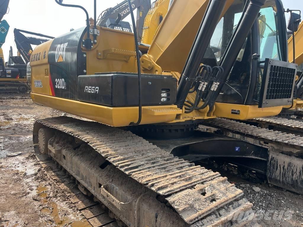 CAT 320 D حفارات زحافة