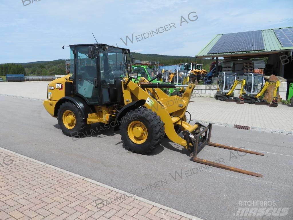 CAT 906M لوادر بعجل