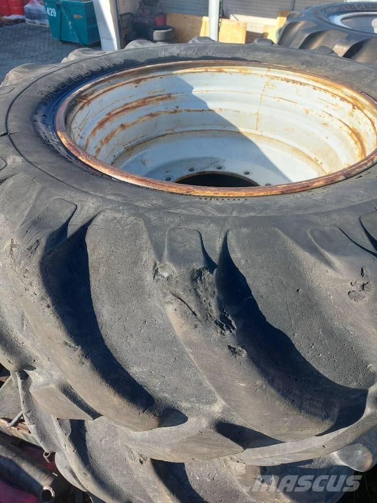 Komatsu 901 الإطارات والعجلات والحافات