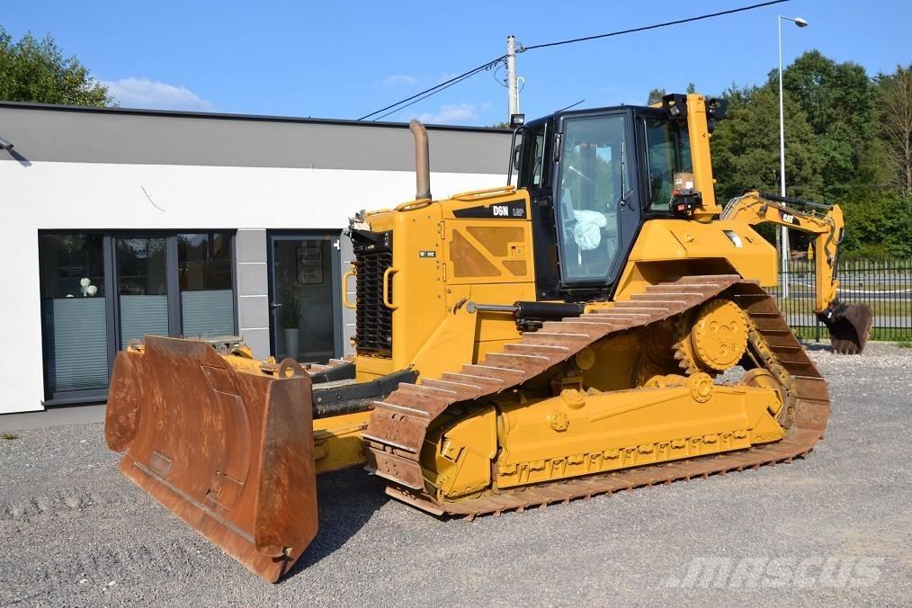 CAT D6N LGP بلدوزرات مجنزرة