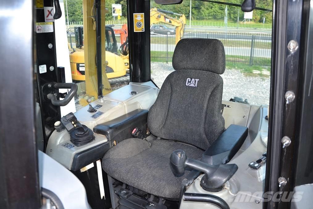 CAT D6N LGP بلدوزرات مجنزرة