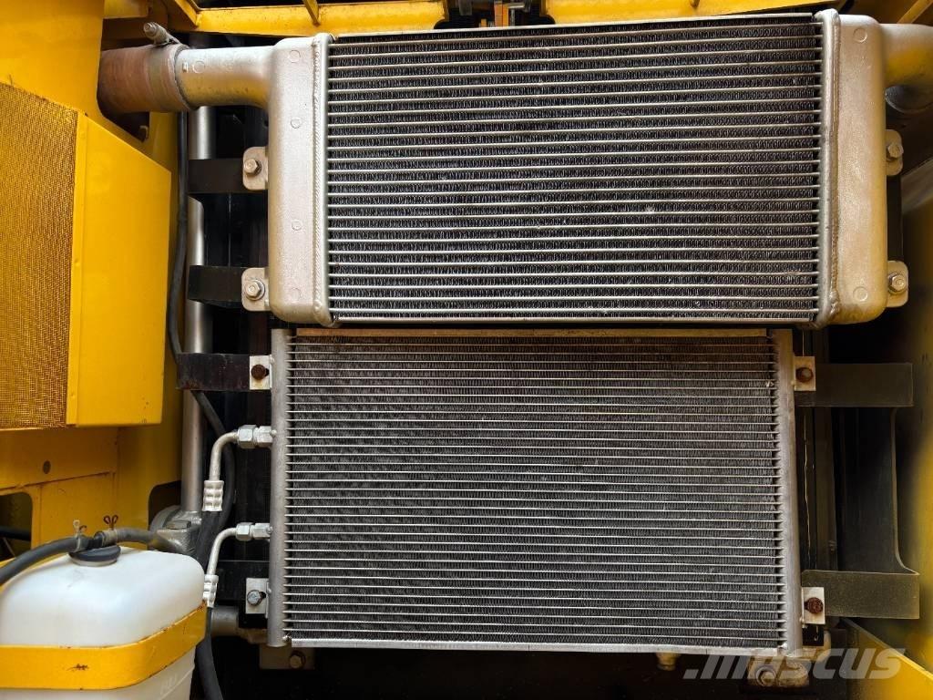 Komatsu PC 220-7 حفارات زحافة