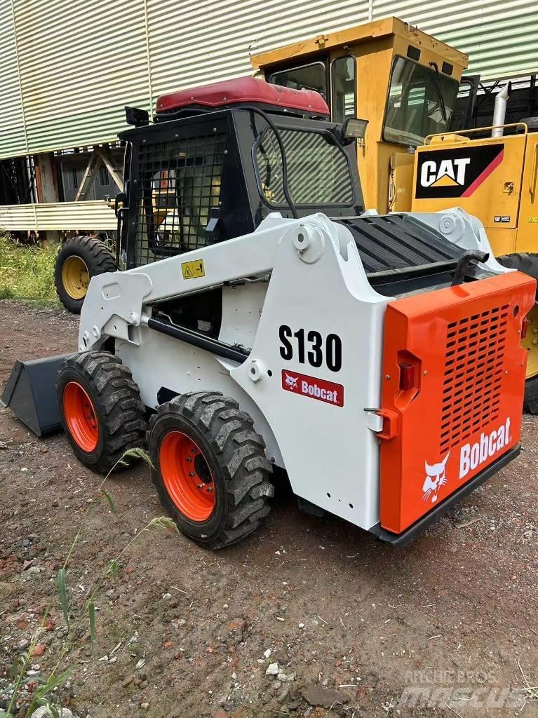 Bobcat S 130 لوادر انزلاقية التوجيه