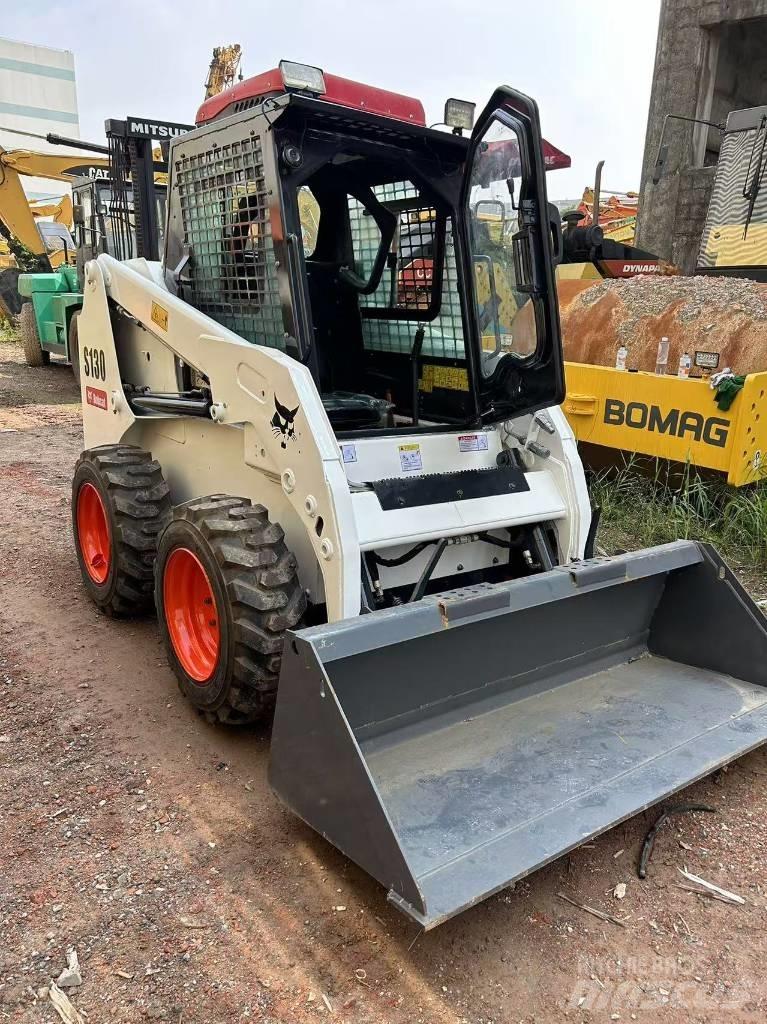 Bobcat S 130 لوادر انزلاقية التوجيه