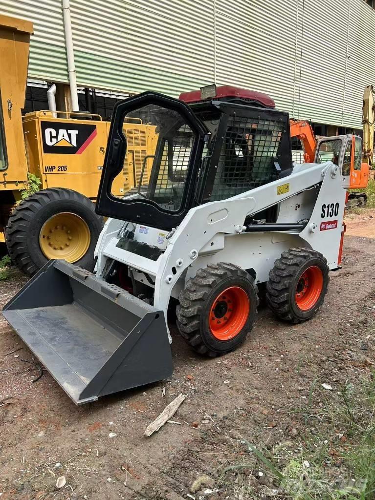 Bobcat S 130 لوادر انزلاقية التوجيه