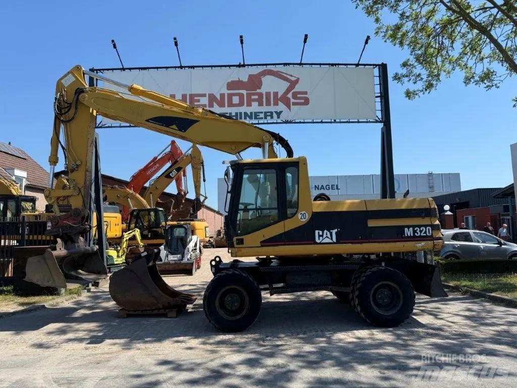 CAT M320 2001 حفارات بعجل