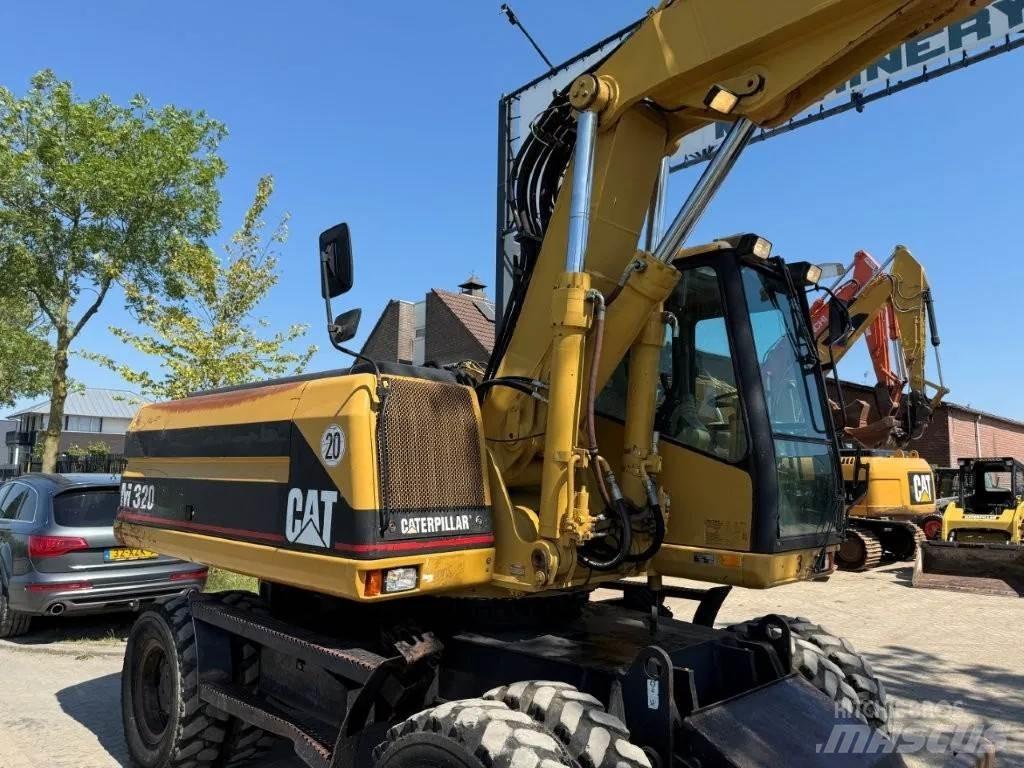 CAT M320 2001 حفارات بعجل