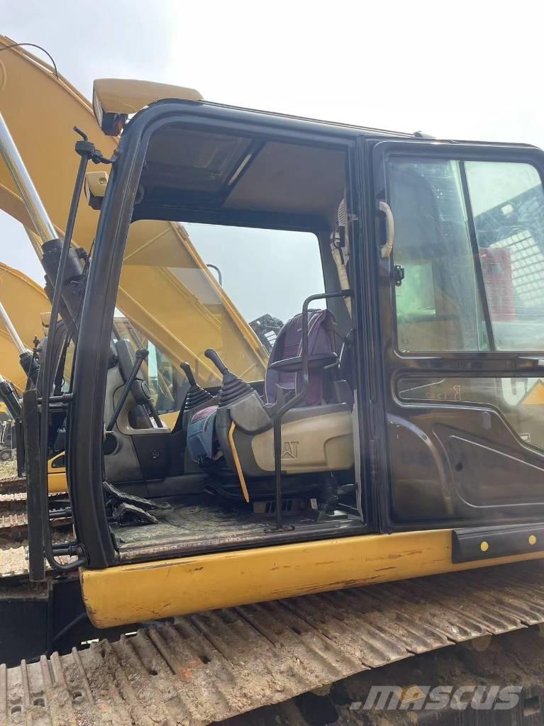 CAT 320d حفارات زحافة