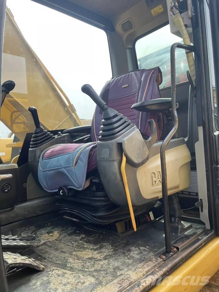 CAT 320d حفارات زحافة