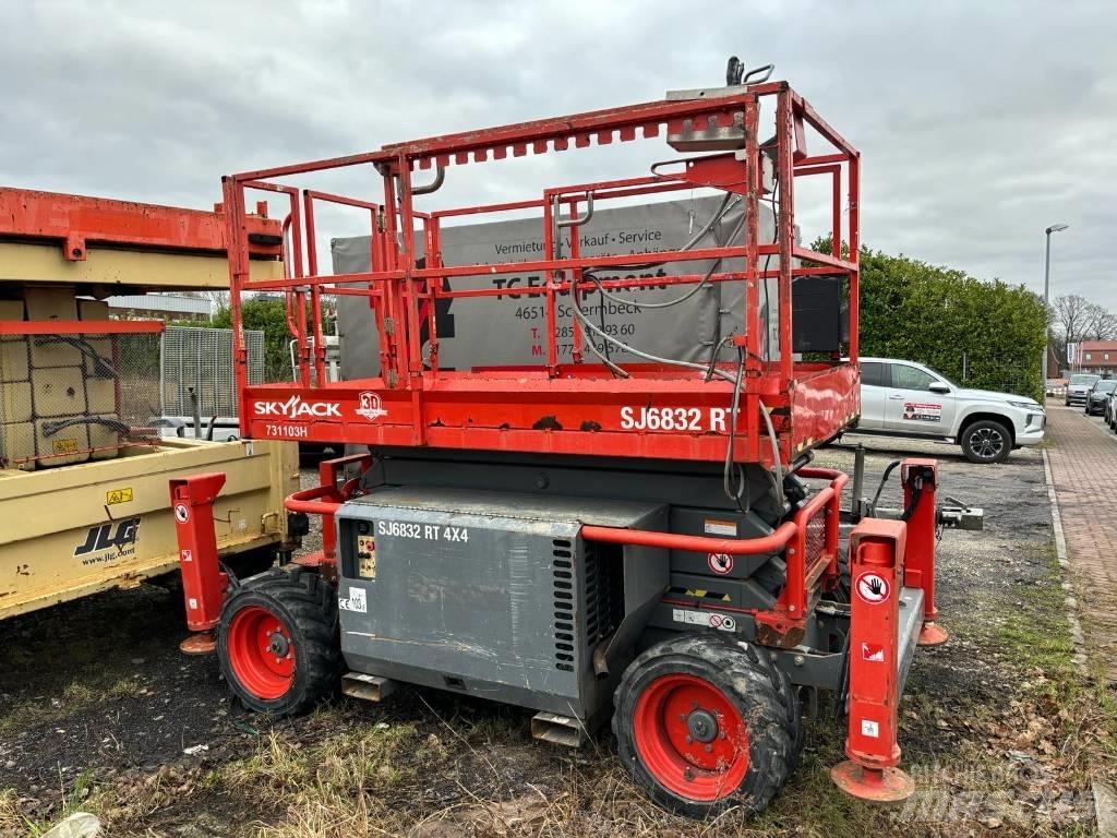SkyJack SJ 6832 RT رافعات مقصية الشكل