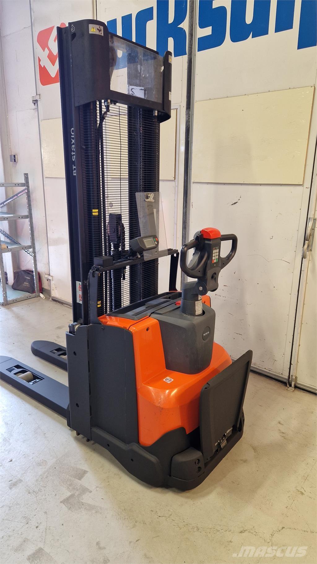 Toyota SWE140L شاحنات مناولة ذاتية الدفع