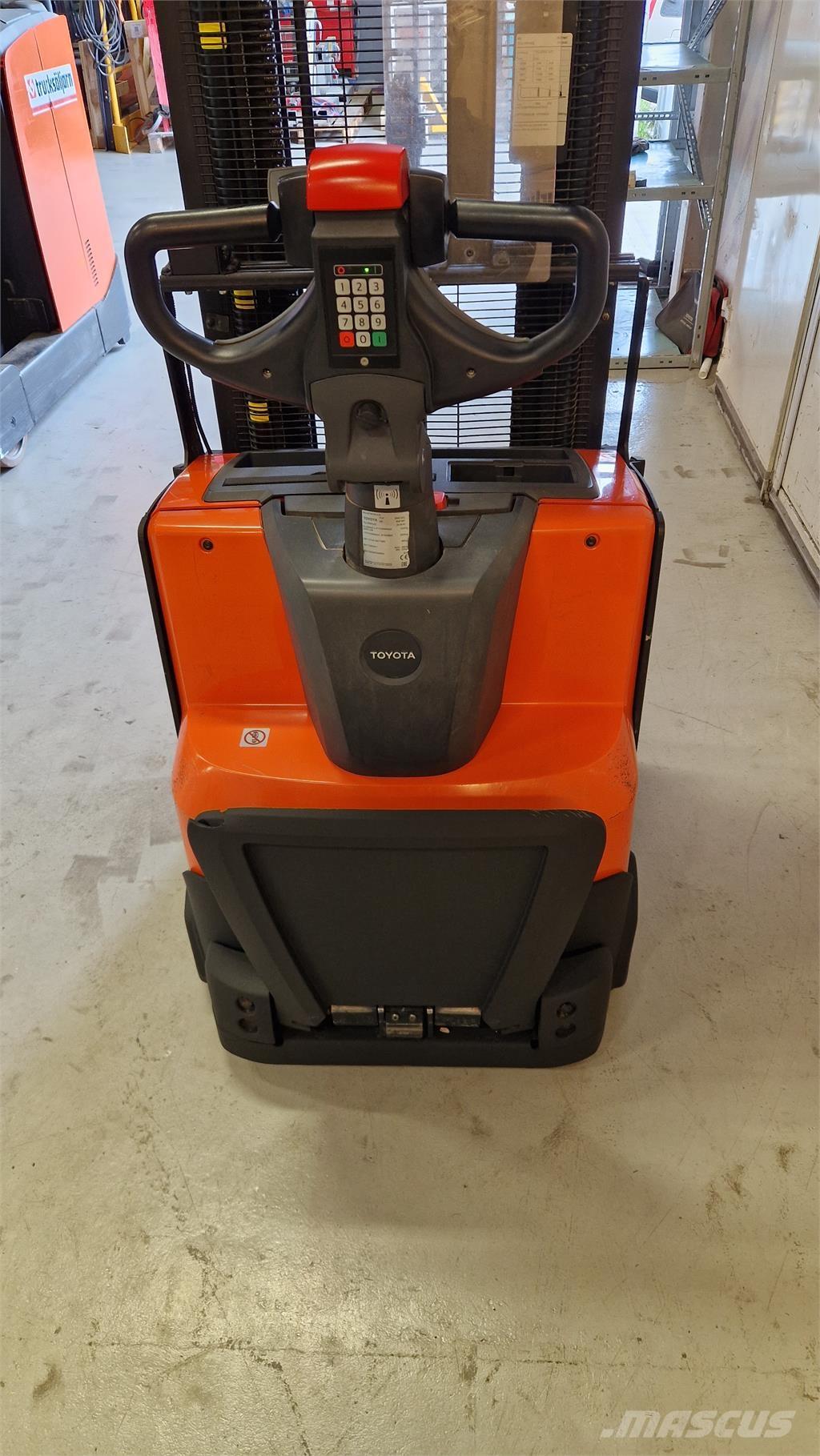 Toyota SWE140L شاحنات مناولة ذاتية الدفع