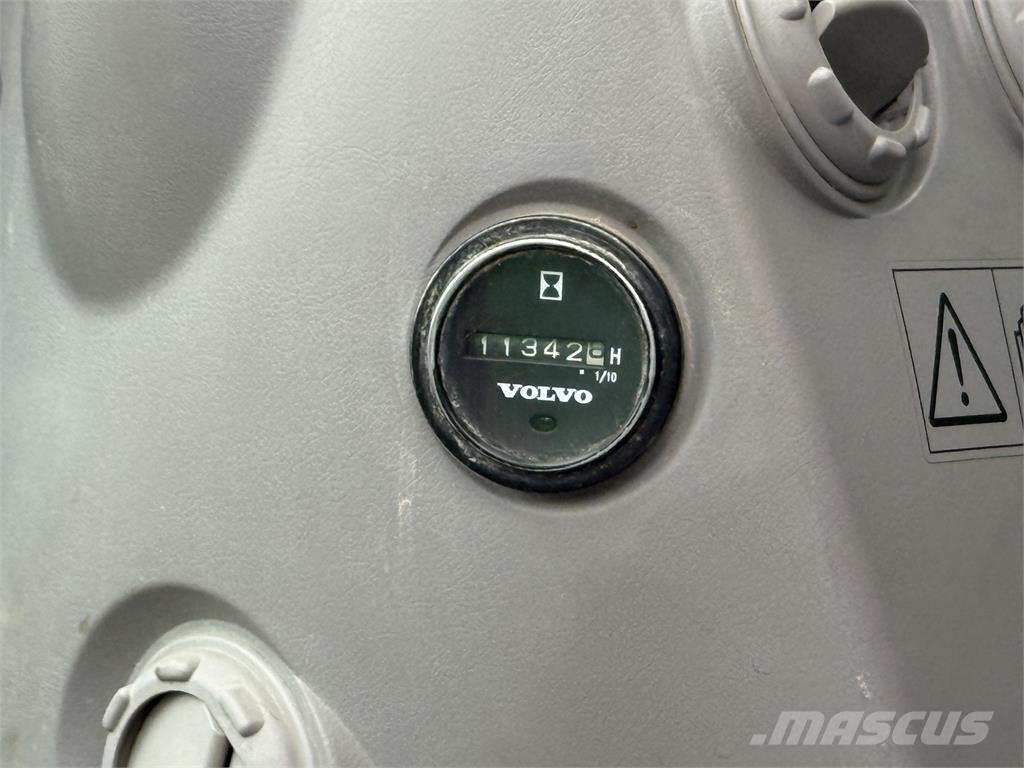 Volvo ECR145DL حفارات زحافة