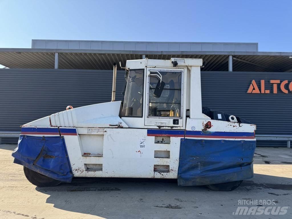 CAT PS-300B مداحل ذات إطارات هوائية