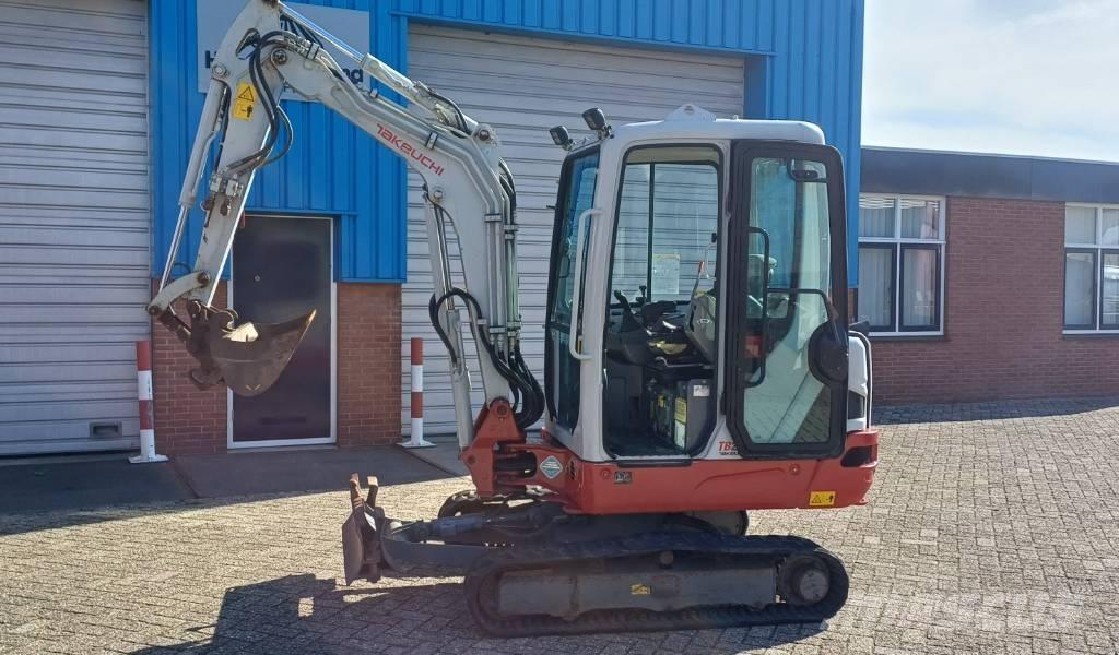 Takeuchi TB 225 حفارات صغيرة أقل من 7 طن (حفارات صغيرة)