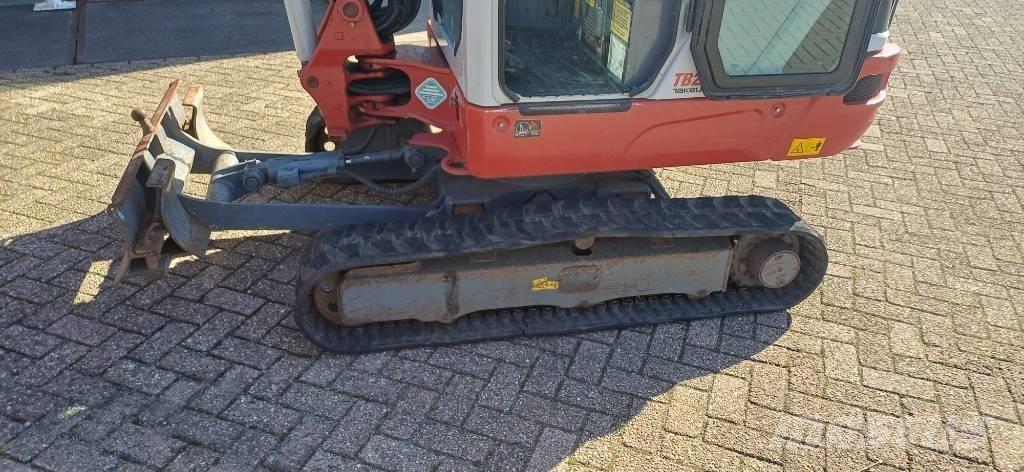 Takeuchi TB 225 حفارات صغيرة أقل من 7 طن (حفارات صغيرة)