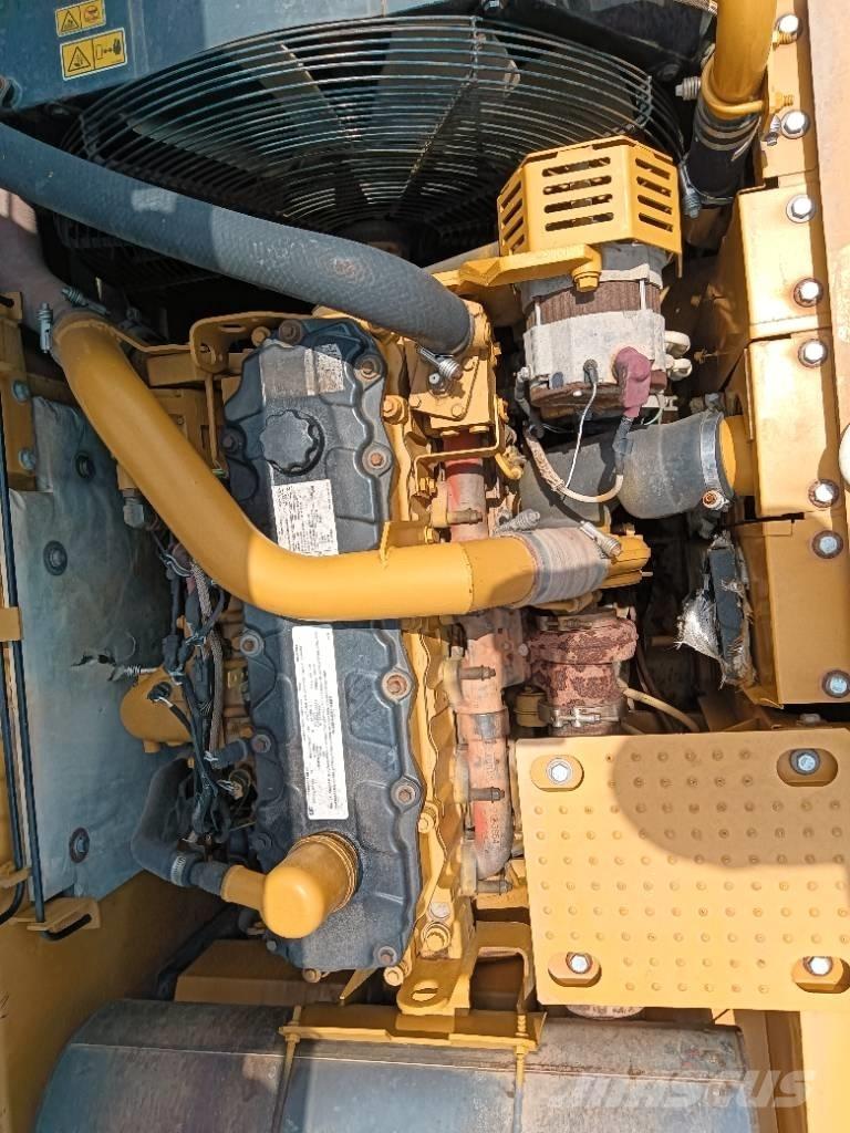 CAT 325 D حفارات زحافة