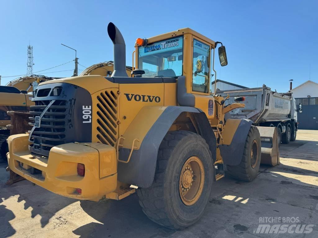 Volvo L 90 E لوادر بعجل