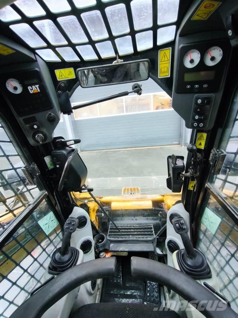 CAT 262 C لوادر صغيرة