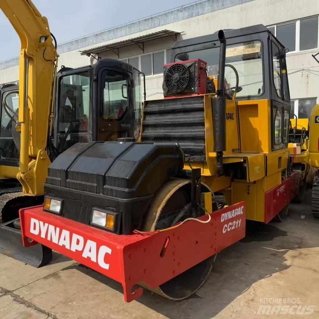 Dynapac CC 211 مداحل ثنائية الاسطوانة