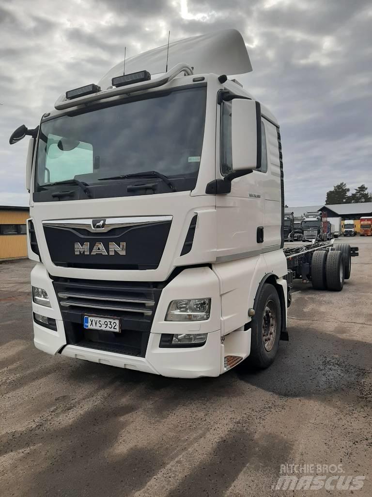 MAN TGX 26.500 شاحنات بمقصورة وهيكل