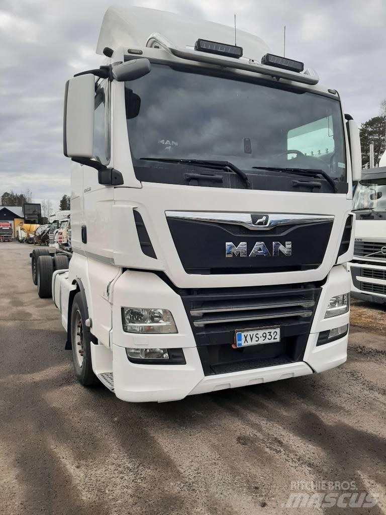 MAN TGX 26.500 شاحنات بمقصورة وهيكل