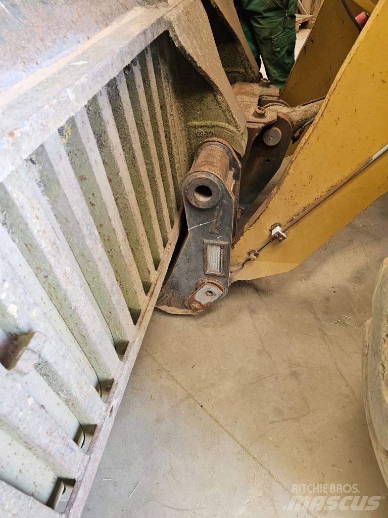 CAT 938 G لوادر بعجل