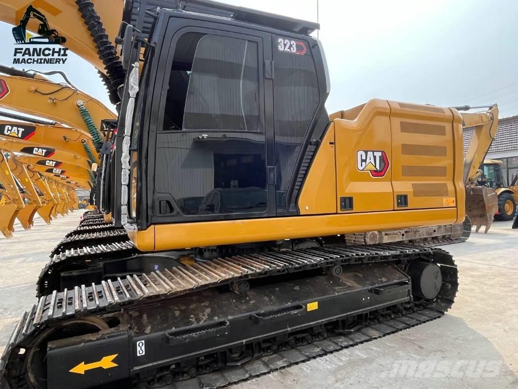 CAT 323 حفارات زحافة