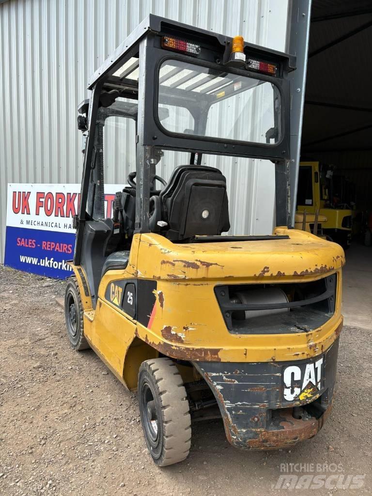 CAT DP 25 NT شاحنات الديزل