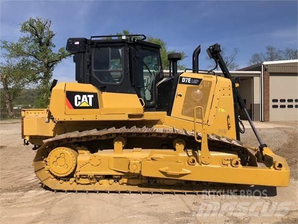 CAT D7E LGP بلدوزرات مجنزرة