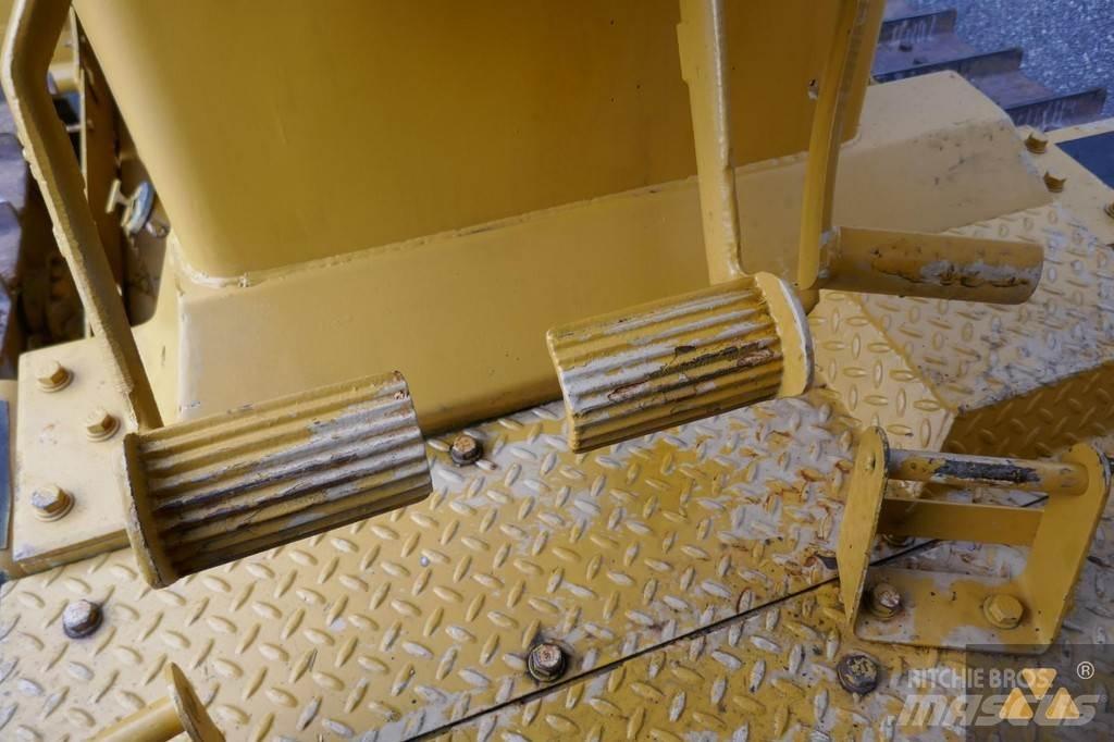 CAT D7G Ex-army بلدوزرات مجنزرة