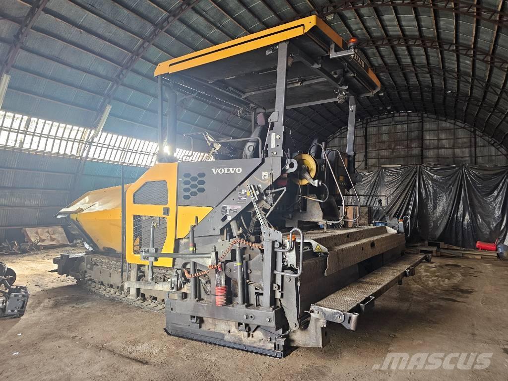 Volvo P6820C معدات السفلتة