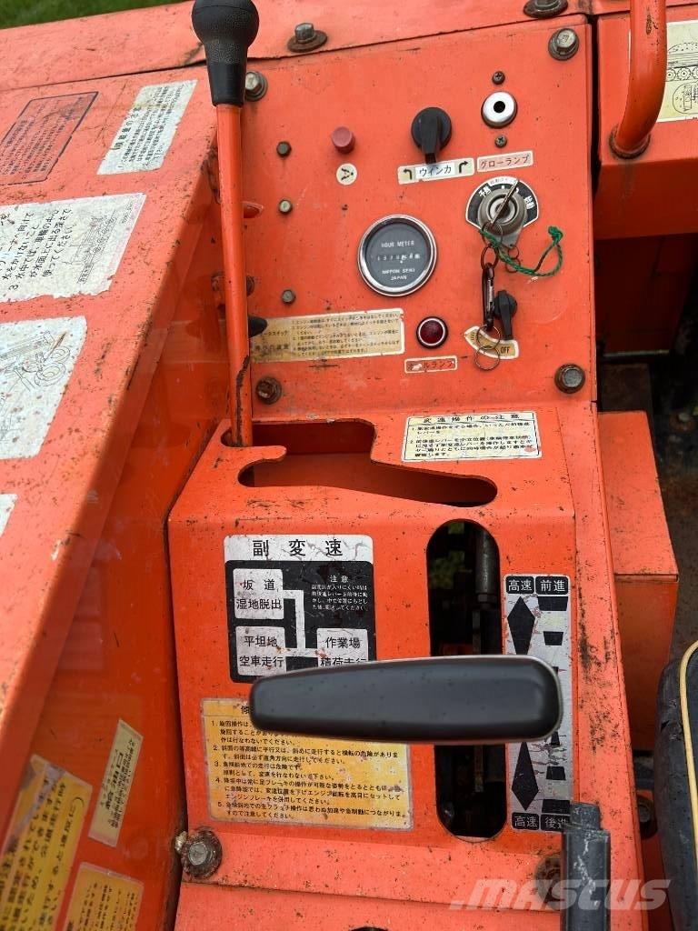 Hitachi CW M 15 عربات نقل قلابة مجنزرة