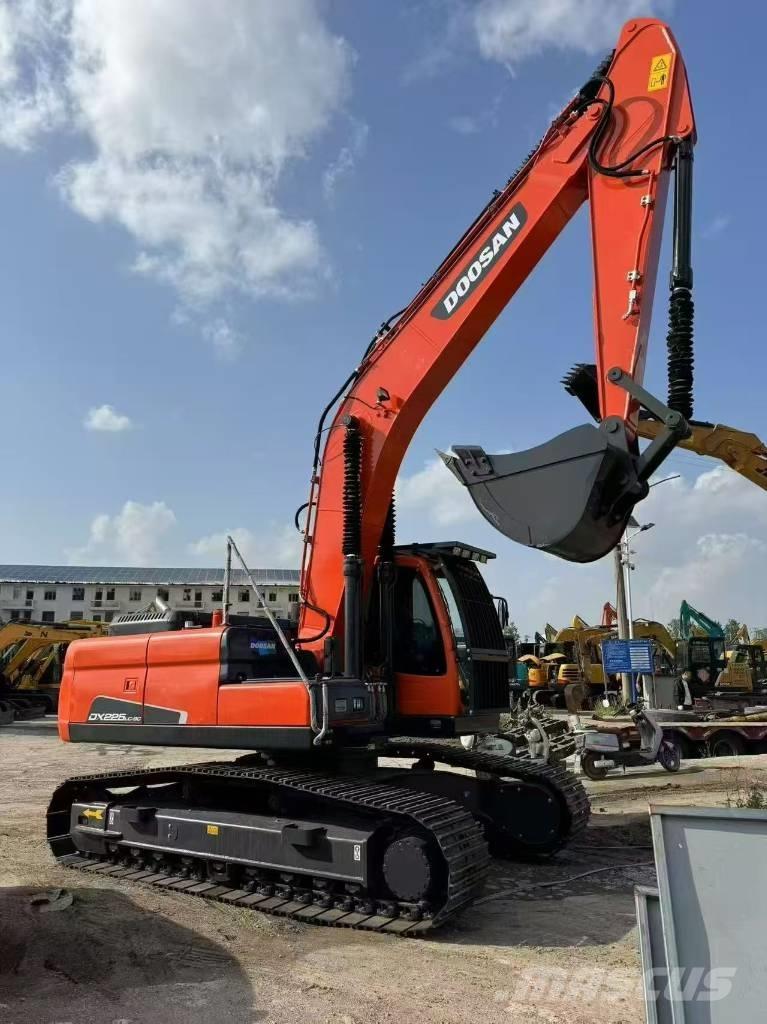 Doosan 225 LCA حفارات زحافة