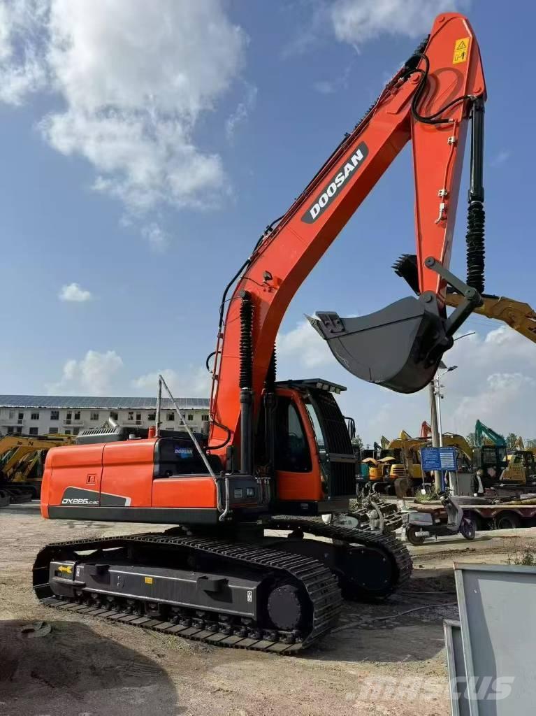 Doosan 225 LCA حفارات زحافة