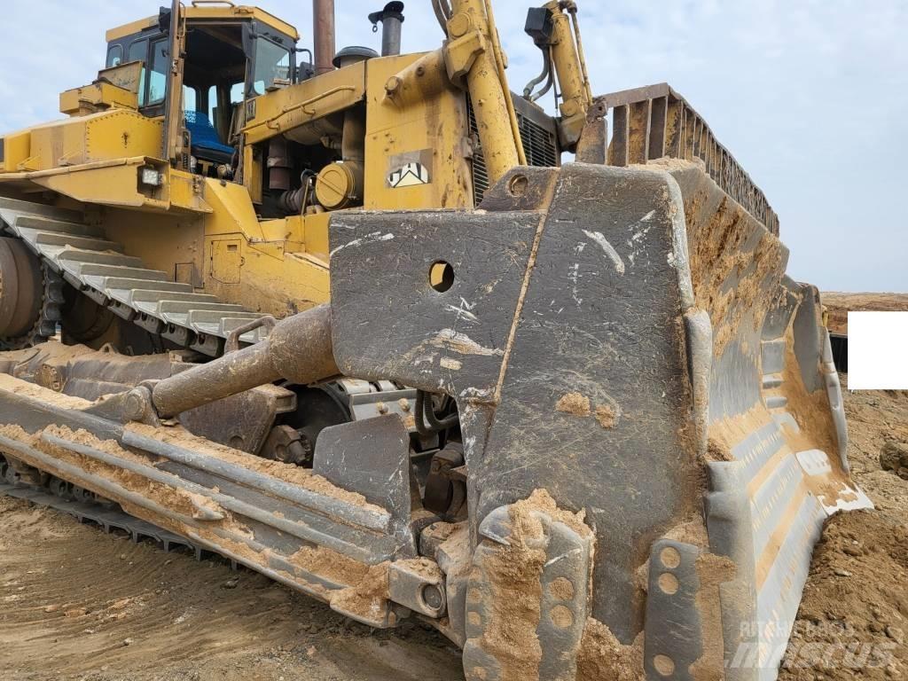 CAT D11N بلدوزرات مجنزرة