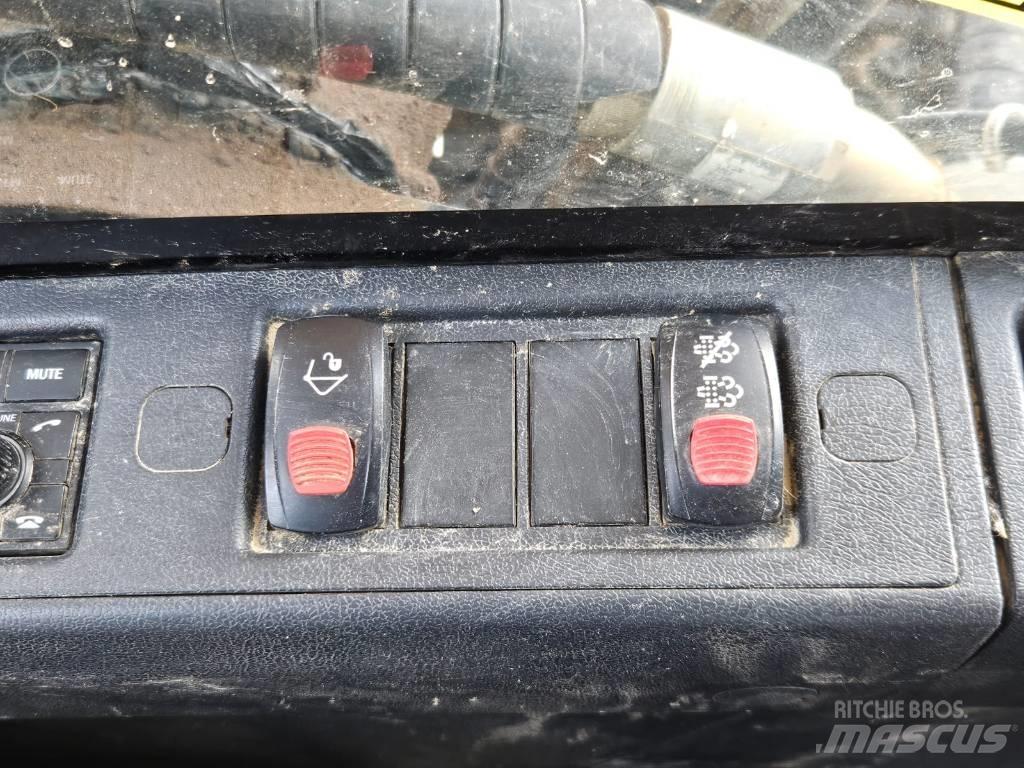 Hyundai HX 220 L حفارات زحافة
