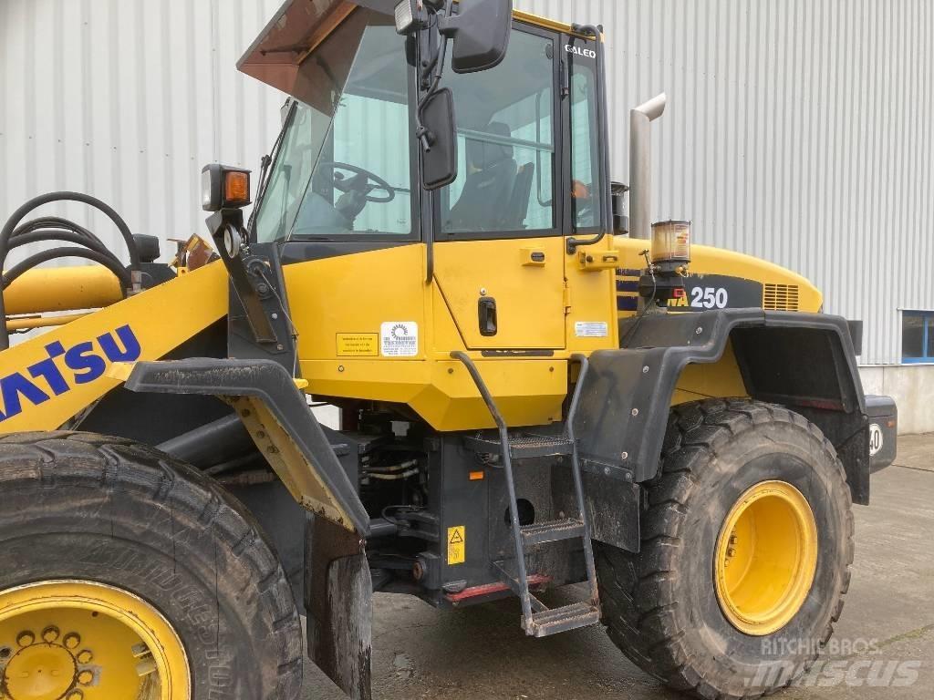 Komatsu WA 250 لوادر بعجل