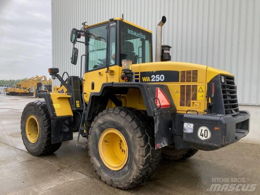 Komatsu WA 250 لوادر بعجل