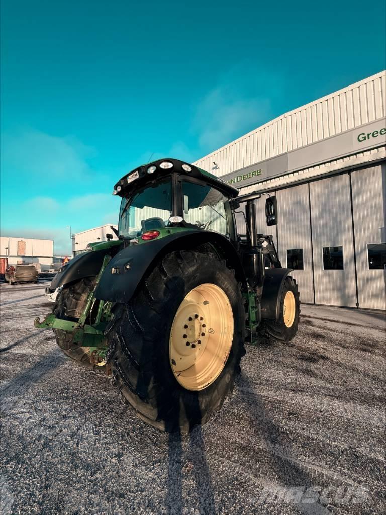John Deere 6215R AP الجرارات
