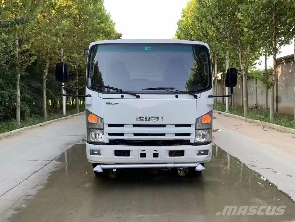 Isuzu ELF 4x2 صهاريج مياه