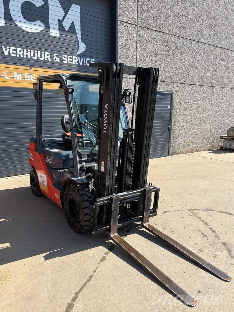 Toyota 8 FDF 25 شاحنات الديزل