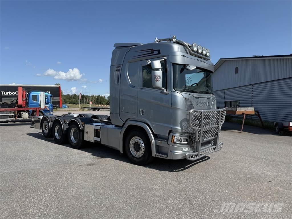 Scania R650 8x4 شاحنات بمقصورة وهيكل