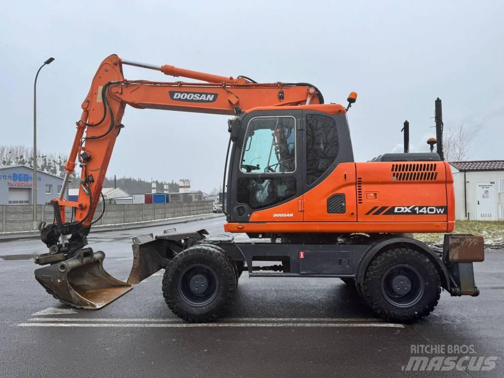 Doosan DX 140 W حفارات بعجل