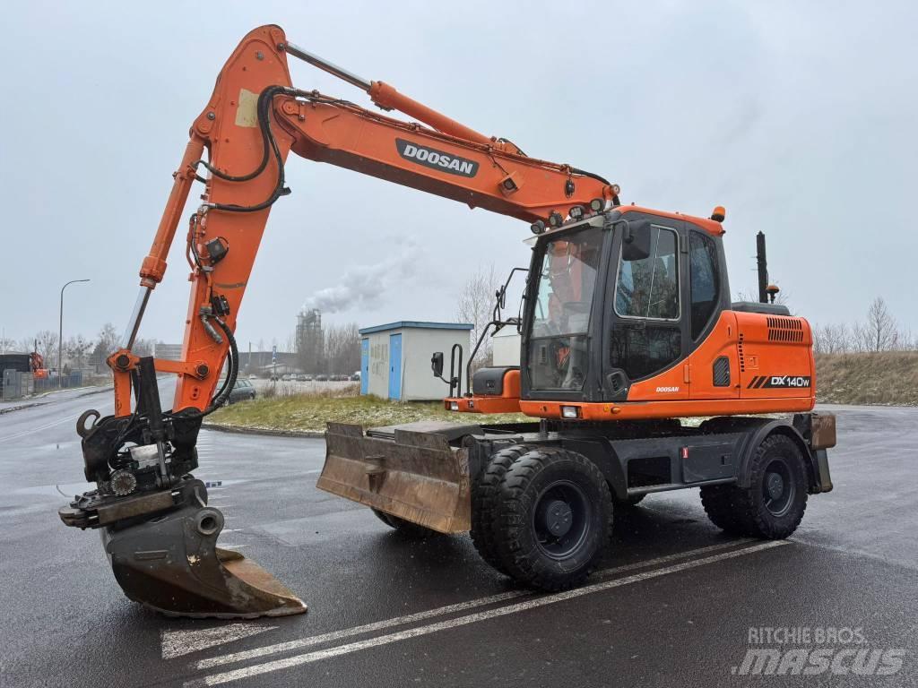 Doosan DX 140 W حفارات بعجل