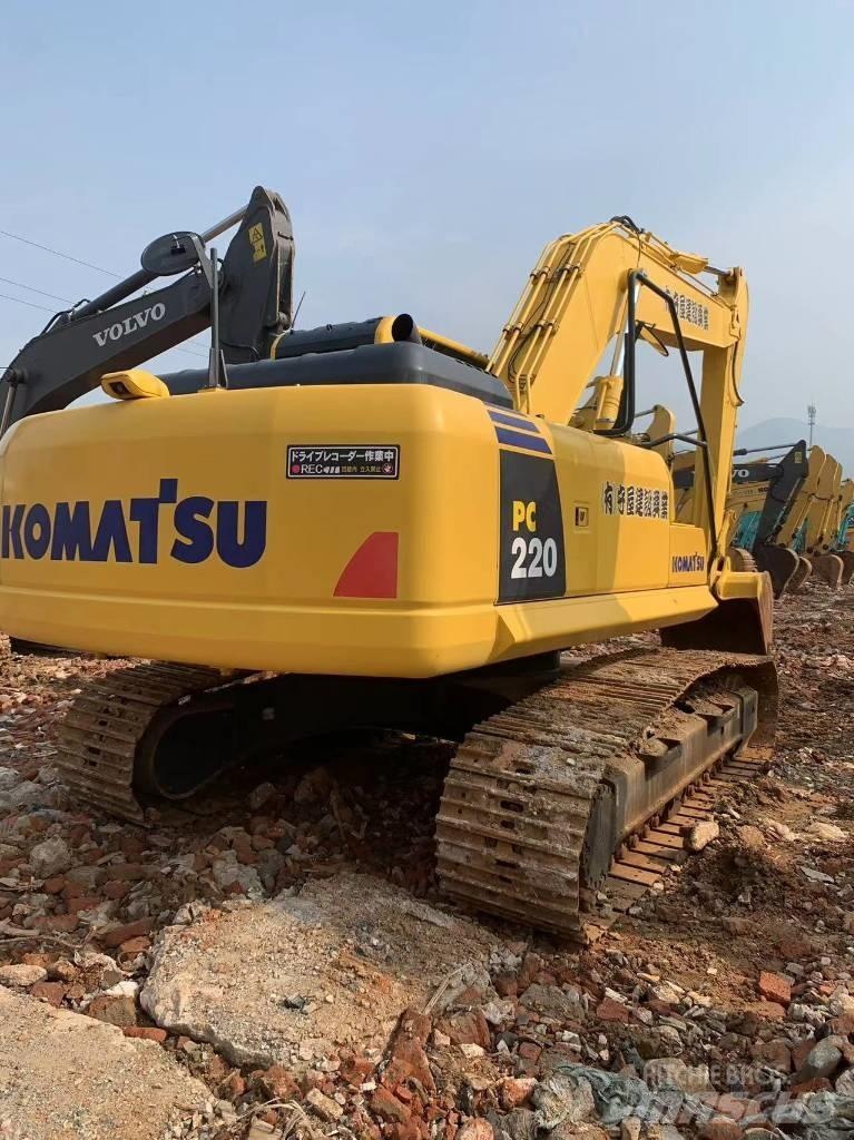 Komatsu PC 220-8 حفارات وسط 7 طن - 12 طن