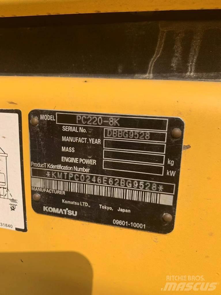 Komatsu PC 220-8 حفارات وسط 7 طن - 12 طن